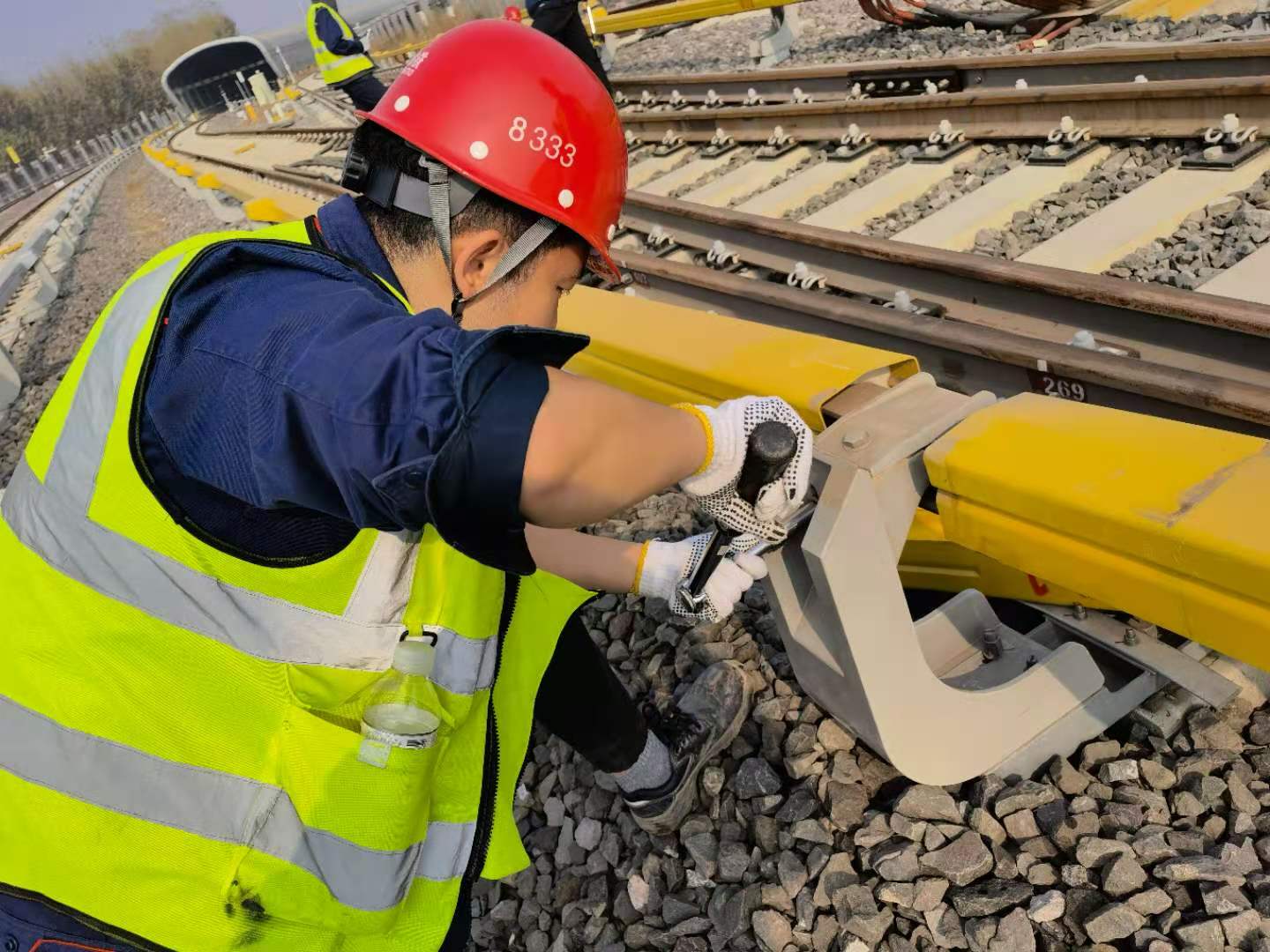 地鐵小伙開車路遇受傷兒童，見義勇為闖四紅燈送醫救治-運營三中心供電部-陳光耀.jpg